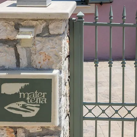 Mater Terra-private *